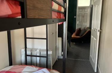 The Hive 2-Bed Apartment with Kitchen and Private Bathroom in Lively Monton Village - Sleeps 4 - Free WiFi - Parking Nearby - Foto 25