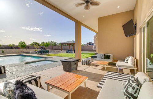 Poolside and Hot Tub Lounging Luxe Rio Rancho Home - Foto 1