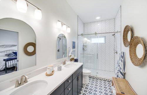 Walk to Lake Erie Sleek Retreat with Screened Patio - Foto 12