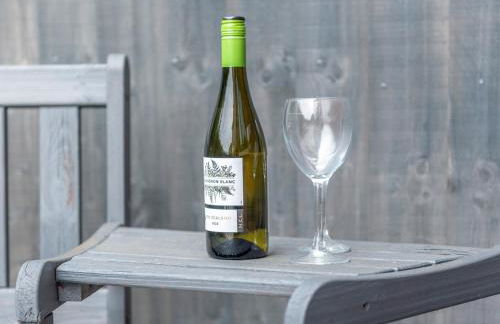 Charming Modern Retreat with Private Garden - Pass the Keys - Foto 39