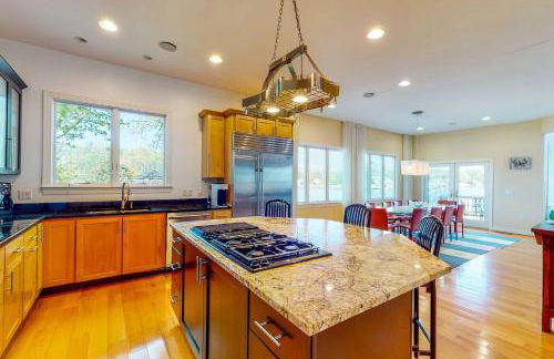 Deck and Private Dock! Winchester Creek Estate - Foto 10