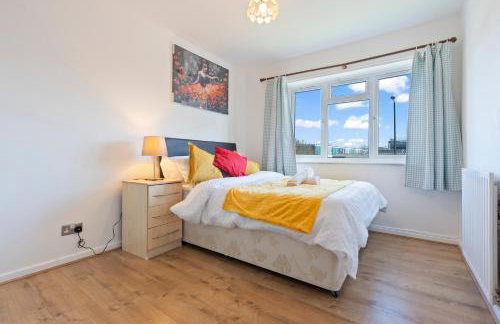 Luxury 2 Bedroom Apartment with Free Parking Opposite Queen Elizabeth Hospital - Photo 33