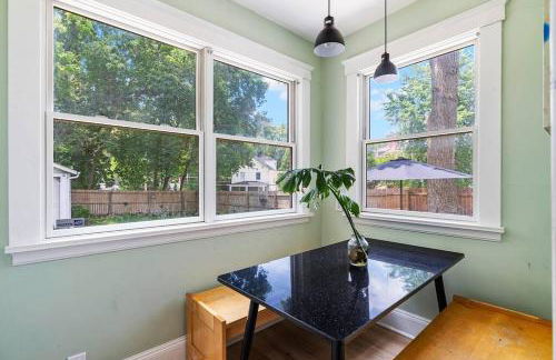 Modern Oakley Retreat - King Bed - Free Parking - Centrally Located - Foto 19