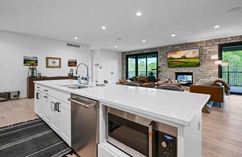 6BR Sand Valley Lodge with Hot Tub Bar & Putting Green - Foto 28