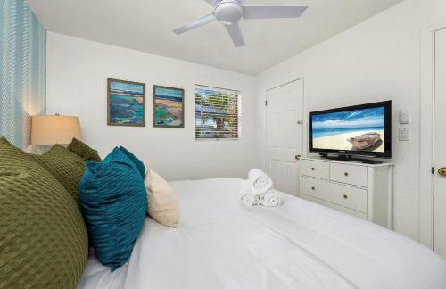 Walk to Beach, Heated Pool, Dog-Friendly, Firepit - Foto 36