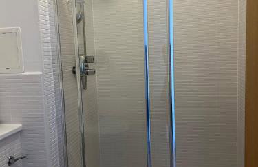 Spacious Modern 3-Bedroom Apartment with Balcony & Free Parking near City Centre - Foto 9