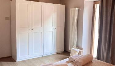 Boutique Alpine One-Bedroom by SupaStays - Via Lyssandrin 8 - Foto 3, towels, wardrobe