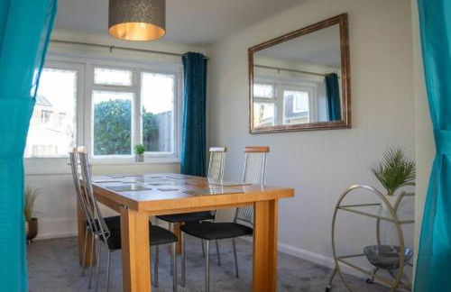 3 Bedroom home in Milton Keynes with Free Parking, WiFi and SKY TV - Foto 2