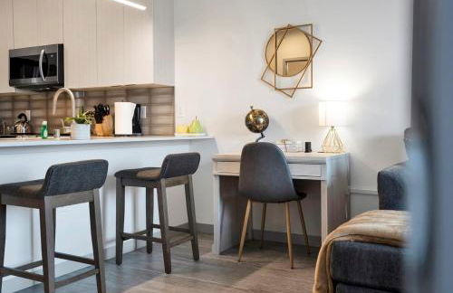 Pool with Free Covered Parking and Washer & Dryer in Unit - Foto 8