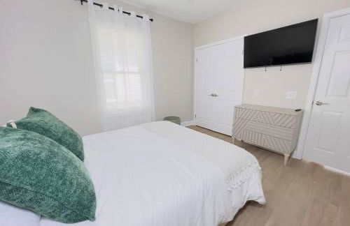 3BR Beach House | Fire Pit & Bar | Steps to Beach - Foto 19