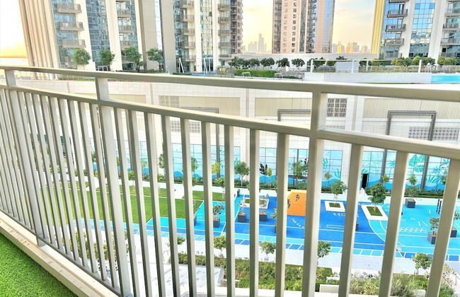 Elegant Stay: Balcony & Stunning Dubai Creek Views - Photo 36