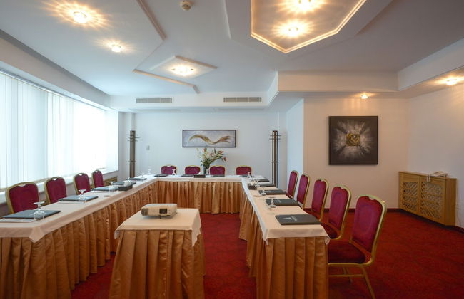 The Penthouse Suites Hotel - Photo 33