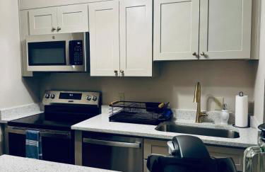 Lakefront Condo - King Bed Full Kitchen - Foto 17