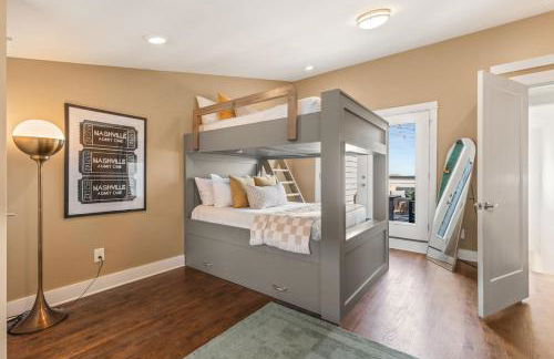 Walk to Vanderbilt and Belmont with Garage and Rooftop Deck - Foto 45