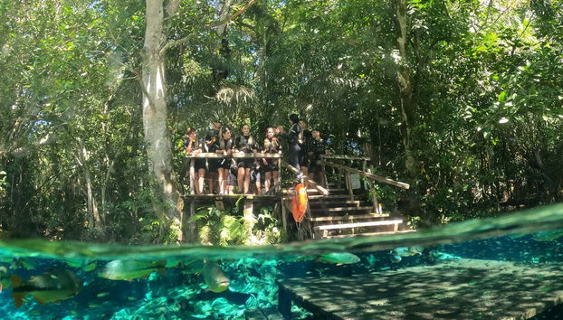 Photo de groupe avant l'activité de snorkeling