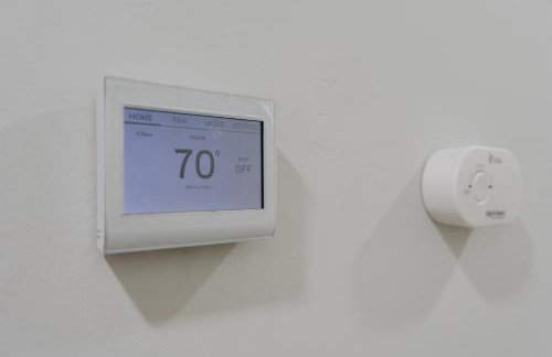 Entire Private Home with 3 Bedrooms 2 Bathrooms, Hot Tub, Garage, King Bed, Available Now - Foto 26