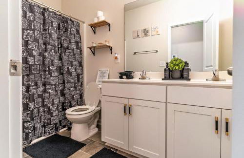 Special Deal! Raleigh Luxe Family Retreat, 15 Min to Downtown, Kids Gear, Fast WiFi for WFH, EV & Pet Friendly - Foto 36