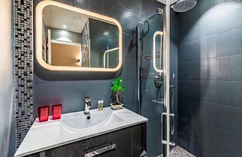 Luxury Family 2BR - Prime Location, Walk to Beach & Shopping, Sunny Balcony - By Totolulu Cannes Hoche - Foto 6