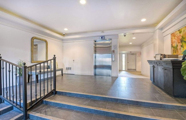 Southern Exposure w/ Private Balcony - Foto 22