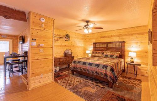Cabin #6 Bobcat Bunkhouse - Pet Friendly - King Bed - Sleeps 4 - Photo 28