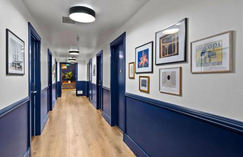 The Neon Elm Hotel - Foto 39