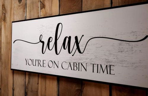 Rustic-Modern Chalet w/ Fire Pit, Deck & Views in Slanesville, WV - Foto 17