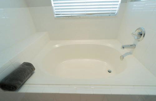 Spacious 4-bedroom 2-bath Abode - Foto 13