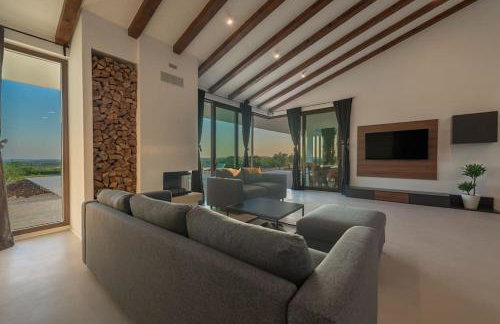 Luxury Spa Villa w Heated Pool, Jacuzzi & Sauna - Photo 12