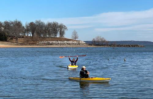Owl Hoot Lake Retreat- Dock, beach & wooded haven! - Foto 7
