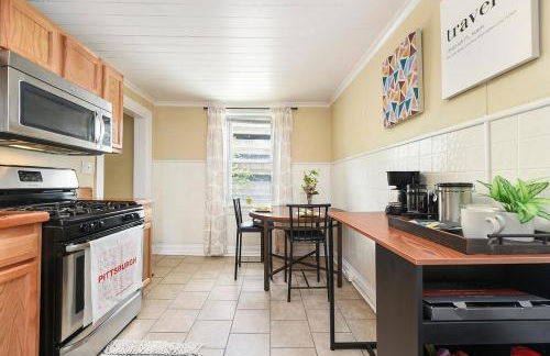 HostWise Stays - Block to AGH - King Bed, Free Off Street Parking - Foto 20