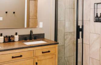 NEW Unique Stay w King Beds and Private Hot Tub - Foto 37