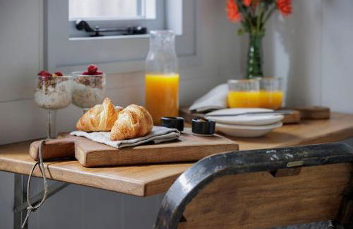 Luxury Shepherd hut with hot tub - Photo 9