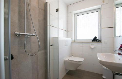 Tolstov House - Freistehendes 9 Zimmer Haus mit großem Garten - Photo 30