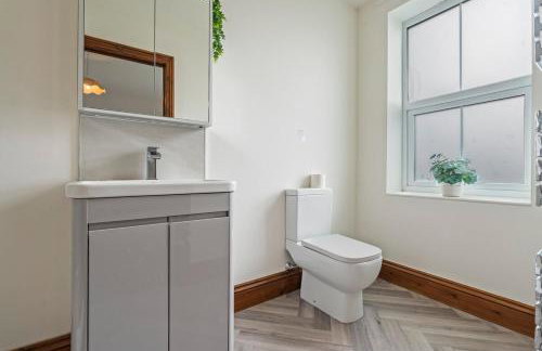 #111 New Farm with hot tub and Sauna - Sleeps 18 - Near Elmore Park - " Perfect for Contractors and Families - Parking space for 10 cars" - Foto 9