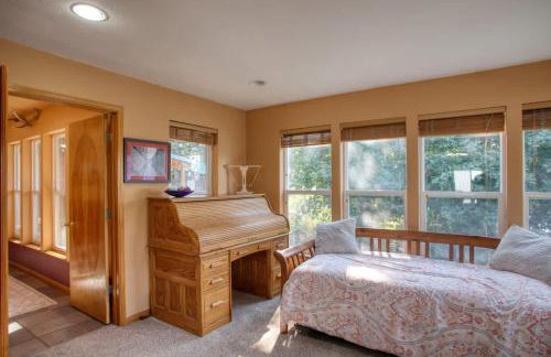 Twin Lakes Waterfront Retreat with Private Dock Fire Pit And Family Friendly Space - Foto 30