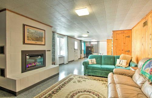 Cozy Postville Retreat with Fireplaces and Yard! - Foto 12