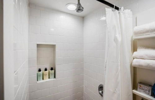 Historic Heights Rustic Urban Tiny Cabin - Foto 22