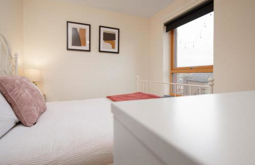 2BR Apartment with Parking Near Southside and Queens Park - Foto 16