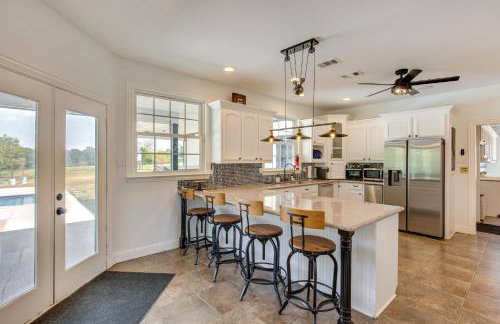 Unwind Fireside Wills Point Gem with Hot Tub and Pond - Foto 8