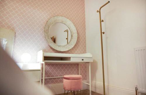 NEW! Luxurious Cottage in Durham by Stay With Us, Ideal for Large Groups & Families, Hot Tub, Sleeps 10! - Foto 49