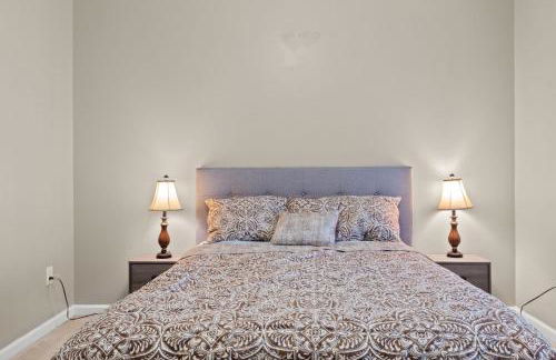 Private Fenced Yard • Sleeps 10 • Mins to Malls - Foto 26