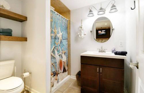 Chain O Lakes Nautical 4Bed 3Bath Waterfront with Bonus Room, Large Deck and Hot Tub - Foto 48