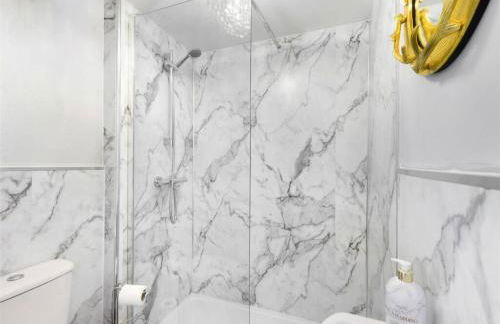 Montague House Town Centre sleeps up to 12 guests - Photo 50