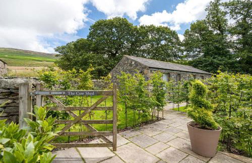 The Cow Shed - with hot tub - Photo 3