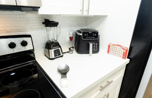 Your Perfect Oasis in Miami! - Photo 13