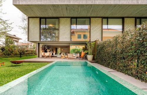 Grand Villa w/ Pool, Garden & Garage by HostWise - Foto 57