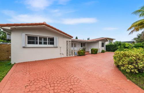 Centrally Located 4BD Oasis with Pool & Movie Patio - Foto 21