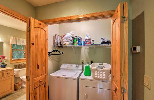 Andrews Cabin with Game Room and Covered Porch! - Foto 21