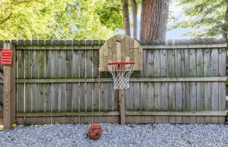 The Maple House - Huge Backyard & Mins to Broadway - Foto 66