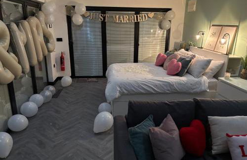 Little Woodlands Chalet with Private Garden & Hot Tub - Foto 5